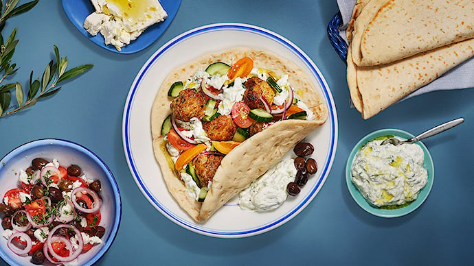 Græske frikadeller med tzatziki og fladbrød